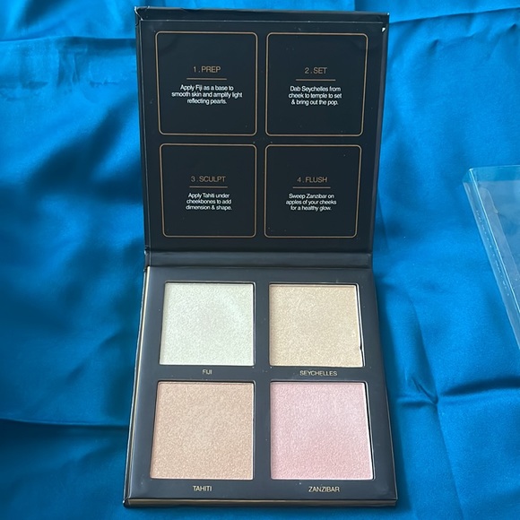 HudaBeauty highlighter palette - Picture 3 of 5